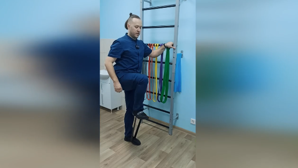 Сгибание согнутого бедра с фитнес резинкой.