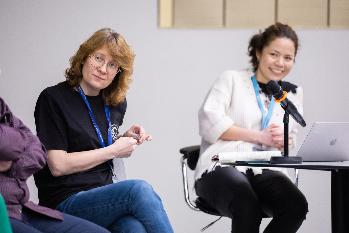 Фото из школьного архива: Александра Васильевна (слева) на форуме «Одним словом»