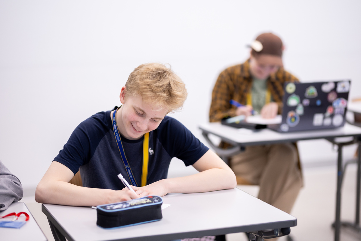 Фото из школьного архива: ученики на занятии