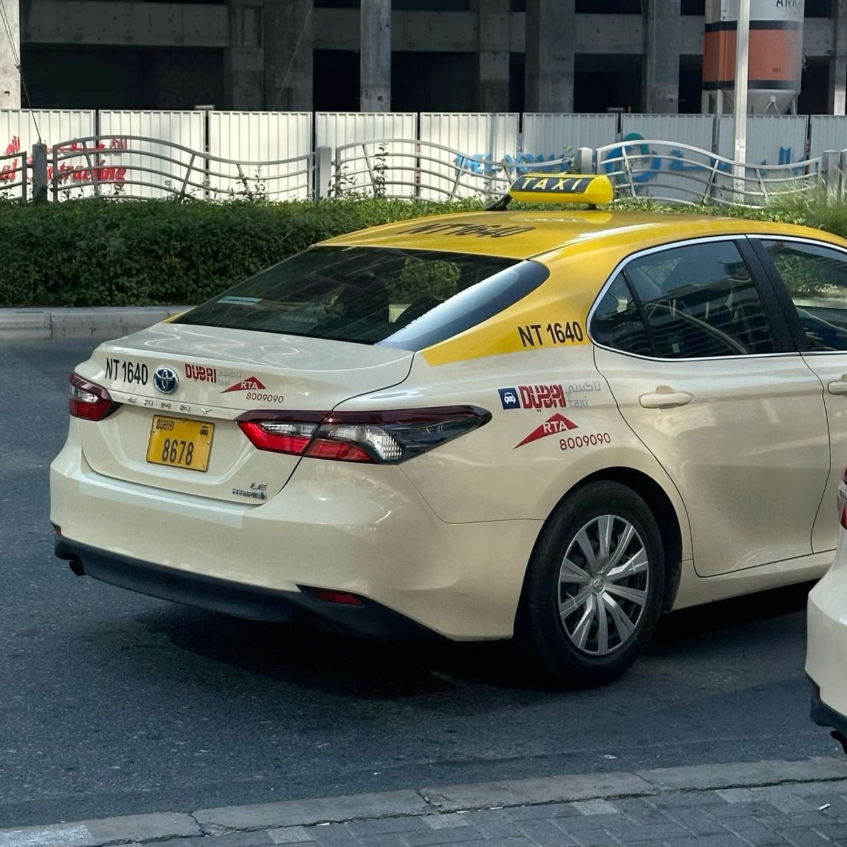 Вот такие бежевые автомобили в основном ездят в Дубае