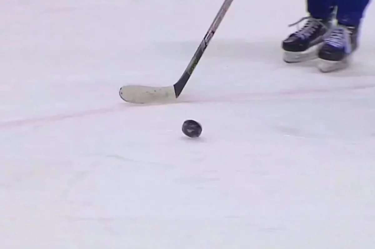    Mash: хоккеистов «Трактора» сняли с рейса из-за инцидента с аварийным люком