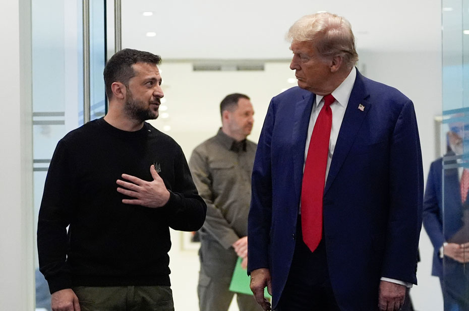 США.  Нью-Йорк. Кандидат в президенты США Дональд Трамп (справа) и президент  Украины Владимир Зеленский (слева) во время встречи. Фото: AP/TASS