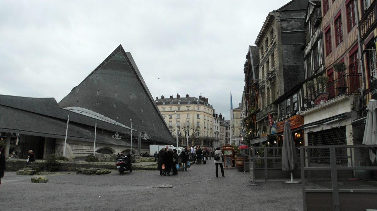 Здание слева это церковь Жанны д'Арк.