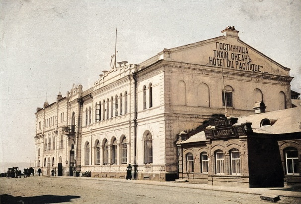 Здания гостиницы «Тихий океан» и конторы И. Лаксера, 1902 год.