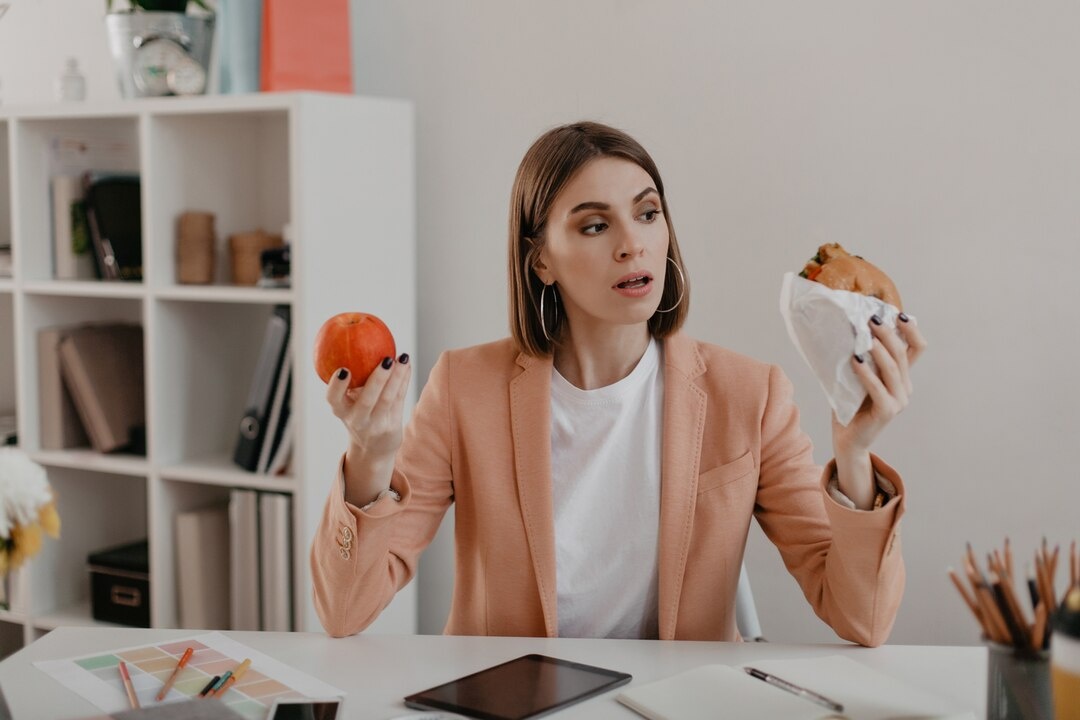 https://ru.freepik.com/free-photo/picture-business-woman-pink-jacket-sitting-workplace-woman-choose-tasty-burger-wholesome-apple_11932617.htm#fromView=search&page=1&position=1&uuid=a339d826-731e-4994-b114-f99cacc2c2f7&query=%D0%9C%D0%BE%D1%82%D0%B8%D0%B2%D0%B0%D1%86%D0%B8%D1%8F+%D0%B5%D0%B4%D0%B0