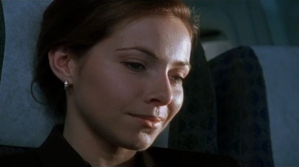 Оля рассматривает свой паспорт