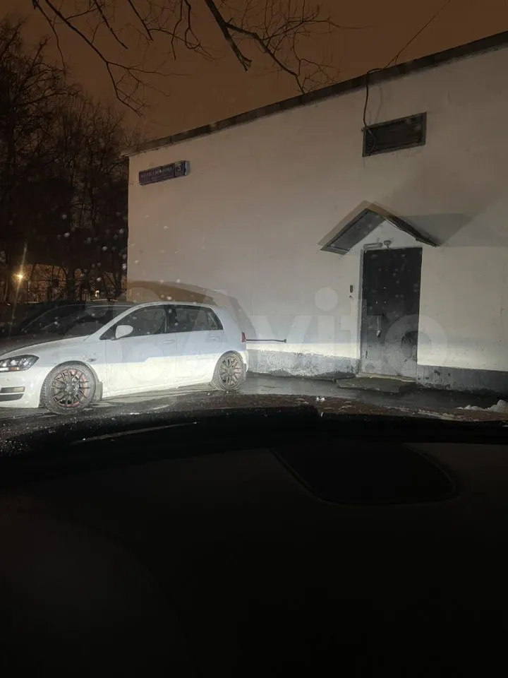 D1S в ближнем свете с цветовой температурой 6000К (чисто белое свечение)