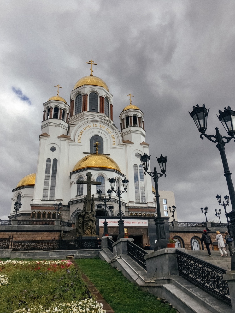 Храм-памятник на Крови. Екатеринбург. Скульптура царской семьи, символизирующая спуск в подвал дома Ипетьева перед расстрелом.