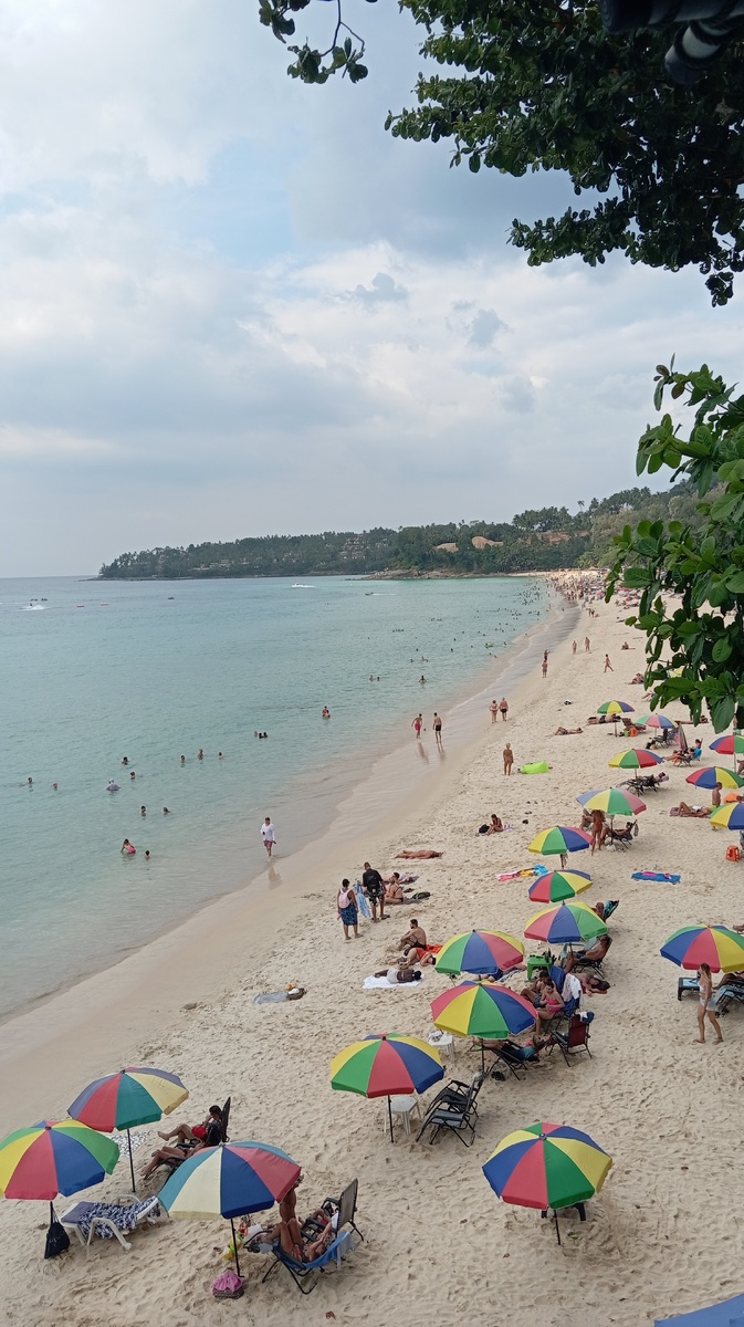 Пляж Сурин, фотография сделана с кафе. Во всех кафе плюс минус одинаковые цены. 