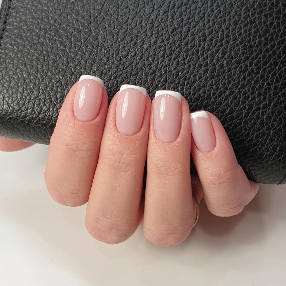 Классический французский маникюр