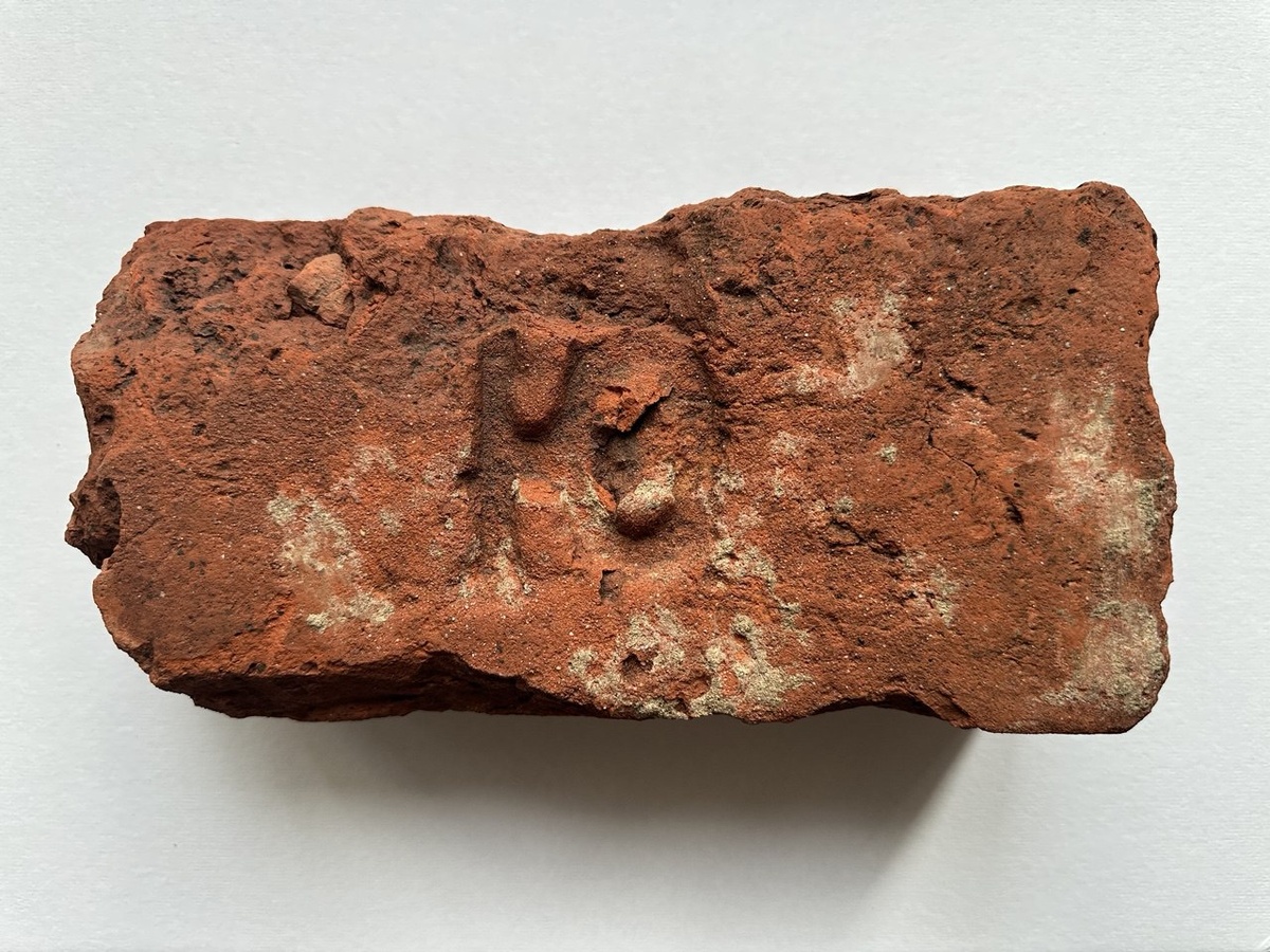 Кирпич завода А.Д. Юдина, 1880—1898 гг. Найден на территории бывших дач Измайловского зверинца. 