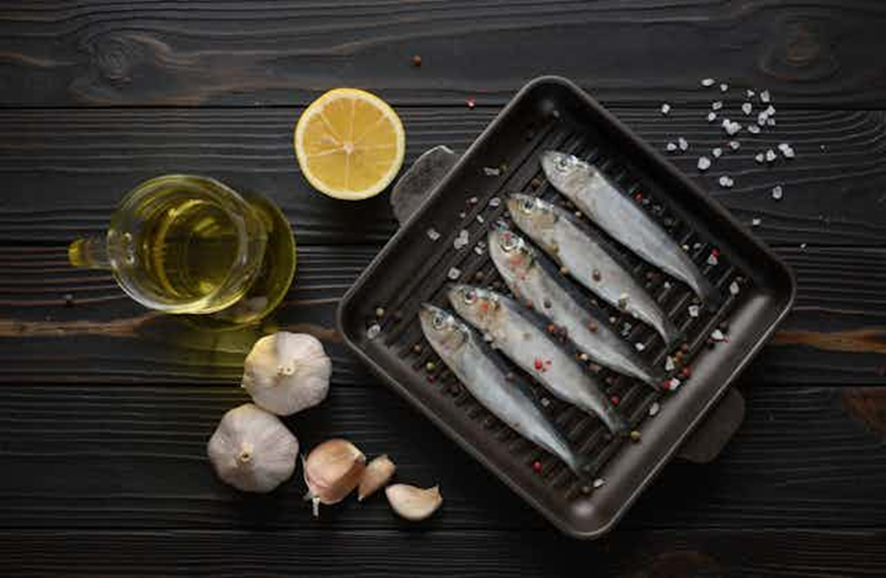 Омега-3 полиненасыщенные жирные кислоты есть в сардинах и другой жирной рыбе.
Фото: Володимир Герасимчук (Volodymyr Herasymchuk)/Shutterstock