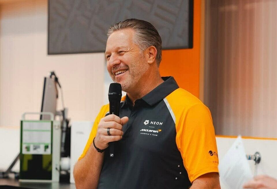    «Не хватало Айртона Сенны». Зак Браун поужинал с легендами Ф1McLaren