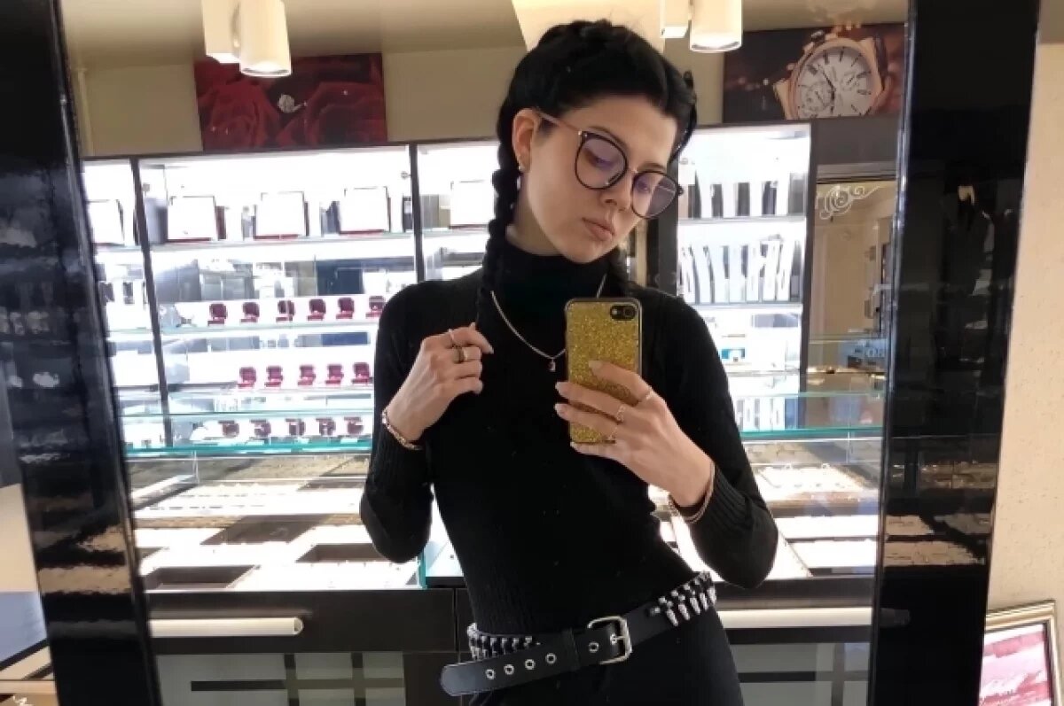    У Виктории была мечта стать знаменитой певицей и уехать в большой город.