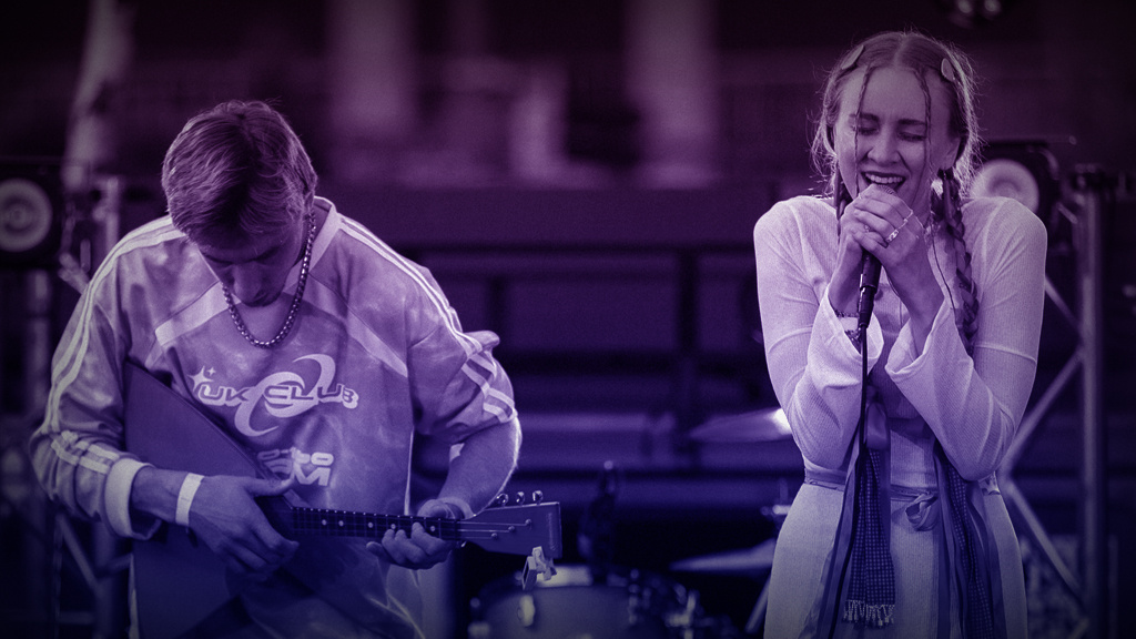 На фото - участники дуэта ВИДЕОИГРЫ Даня Воронков и Ульяна Карлова