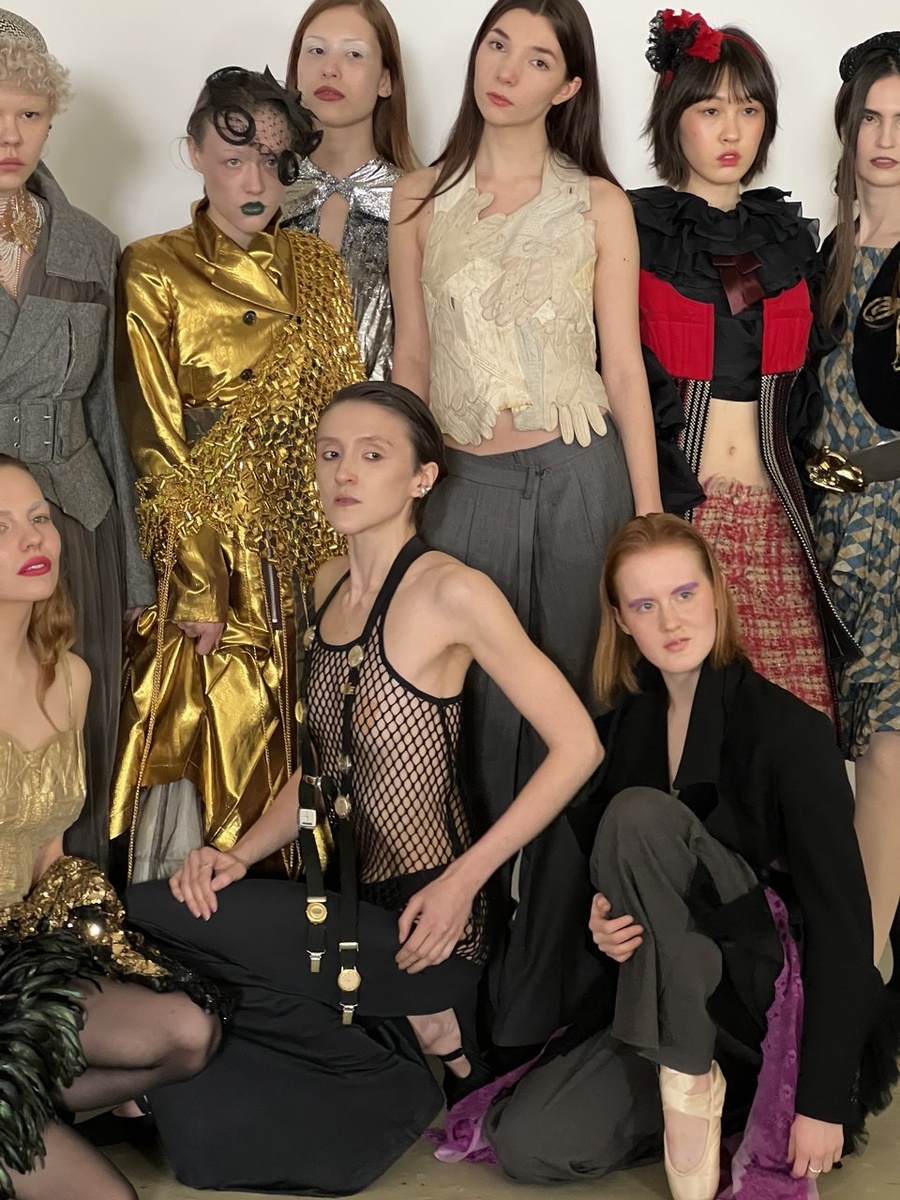 Модели в архивных образах авангардных дизайнеров 90-х (показ проекта Peremotka на шоу Deus)