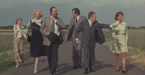 Кадр из фильма "Скромное обаяние буржуазии".  