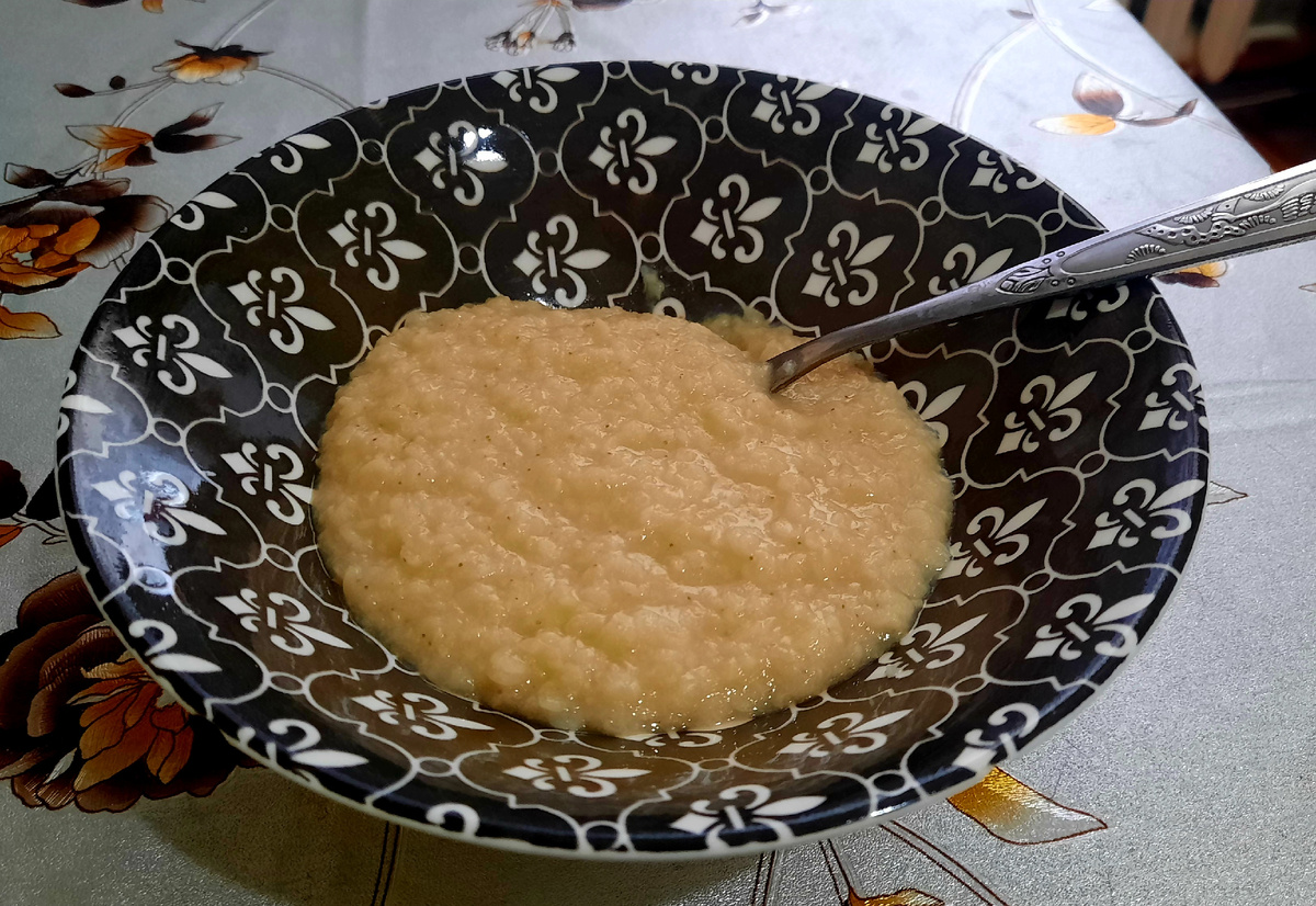 Сварила пшенные хлопья на воде, чуть посолила. Масла не добавляла. Есть можно 😁