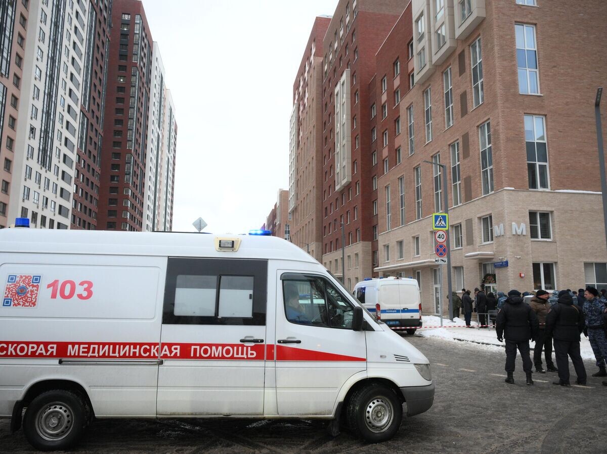    Сотрудники спецслужб на месте взрыва около жилого дома на Рязанском проспекте© РИА Новости / Максим Блинов