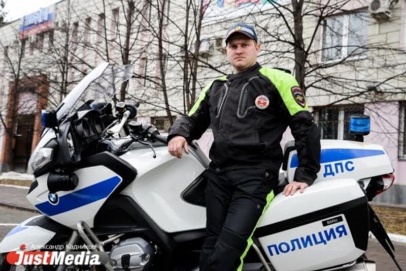    JustMedia. Александр Кадников На фото - лейтенант мотобатальона ГАИ Екатеринбурга Алексей Патрушев