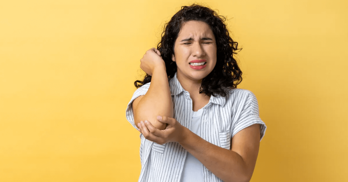    Человек инстинктивно трет ушибленное место. Источник: iflscience.com