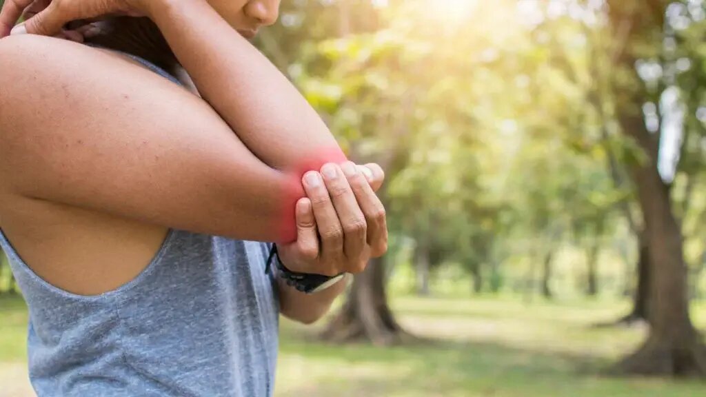    Когда мы трем место ушиба, блокируем часто болевых сигналов, поступающих в мозг. Источник: temed.ru