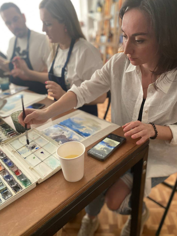    Акварель — это один из самых популярных и доступных видов живописи. Она позволяет создавать легкие, прозрачные и яркие произведения искусства. На нашем мастер-классе акварель становится главным инструментом в ваших руках. Создание картин в мягких и прозрачных оттенках — это настоящая фантазия! Вы познакомитесь с  основными техниками рисования акварелью для создания красивой акварельной картины.      
   Наши мастер-классы предназначены для людей от 18 лет и подойдут как для небольших групп, так и для крупных корпоративных мероприятий с численностью от 10 до 200 участников.
   На нашем мастер-классе по рисованию акварелью мы создадим прекрасные водные этюды, пропитанные умиротворением и гармонией. Наш художник пошагово покажет интересные приемы и техники. Такой мастер-класс надолго останется в памяти гостей, ведь процесс создания картин с помощью акварели приносит много радости и незабываемых эмоций. 
   Все необходимые материалы будут предоставлены. Профессиональные художники помогут Вам раскрыть Ваш творческий потенциал, объяснят техники рисования и поделятся секретами мастерства. А также помогут Вам создать шедевр своими руками!
   Заказать мастер-класс по рисованию акварелью можно на корпоративный вечер, семинар, свадьбу, вечеринку, день рождения, тимбилдинг или девишник.
   Мы приедем в любую точку Минска и Минской области, а также выезжаем по всей Беларуси.
