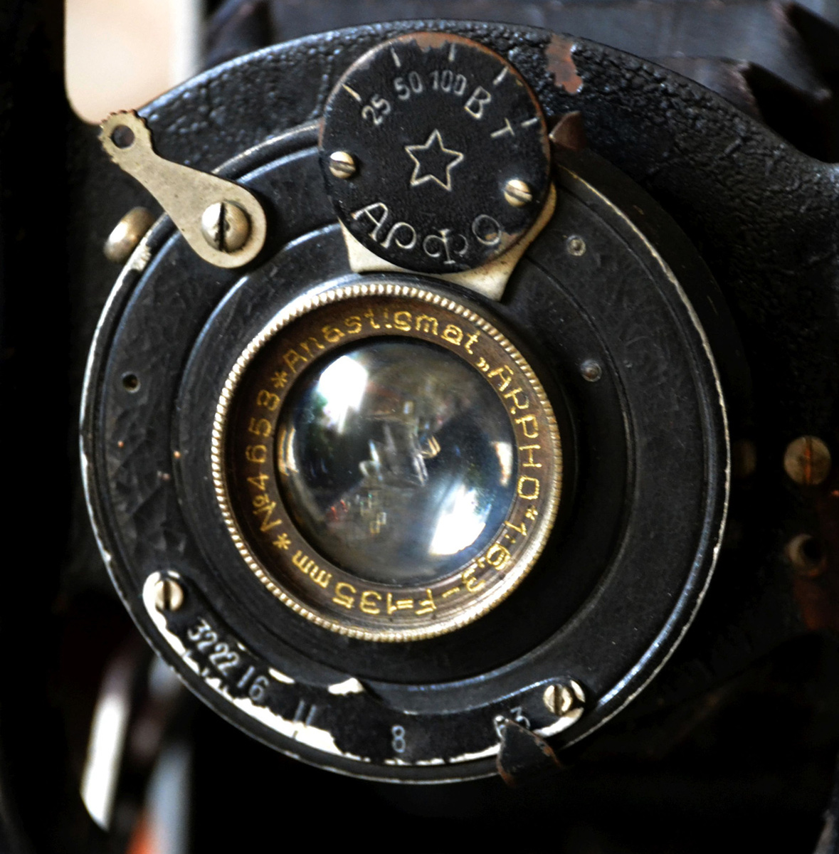 Первый отечественный затвор и менее светосильный объектив «Анастигмат-АРФО». Объектив «Анастигмат» отечественного производства, сер. №4653. Узел управления диафрагмой в этом аппарате находился в корпусе затвора. В ранних экземплярах применялись импортные затворы и объективы с несколько лучшей светосилой.