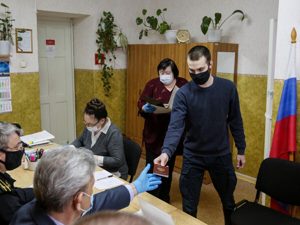    Призывник во время прохождения военно-врачебной комиссии в Североморске© РИА Новости / Павел Львов