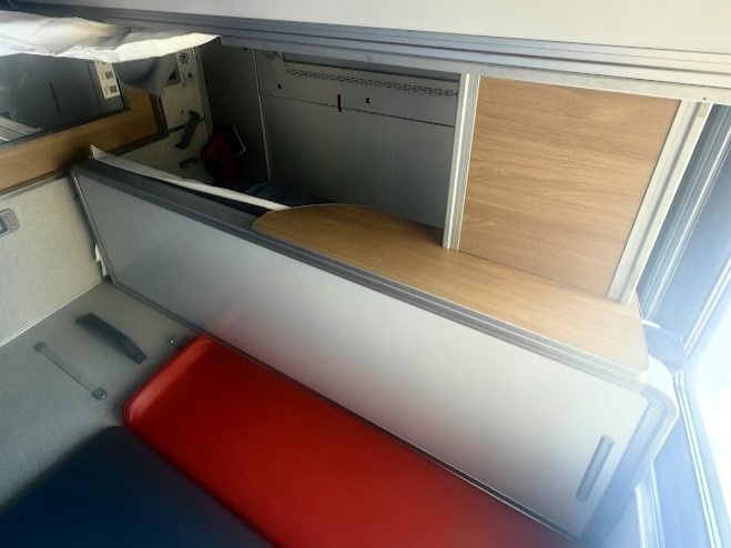 Вот так видится эта инновация с полки нижнему пассажиру