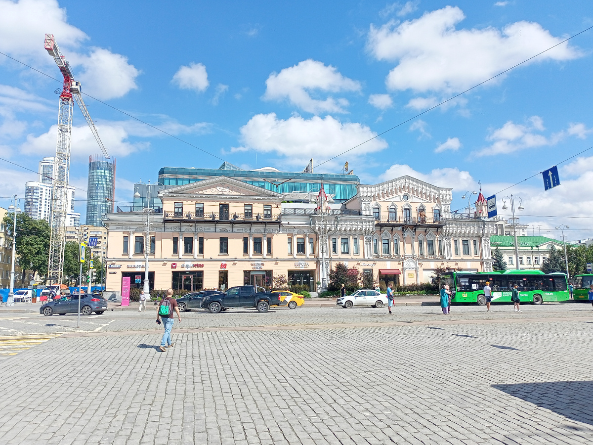 Замечательная погода,  а что ещё нужно для прогулки по незнакомому городу!