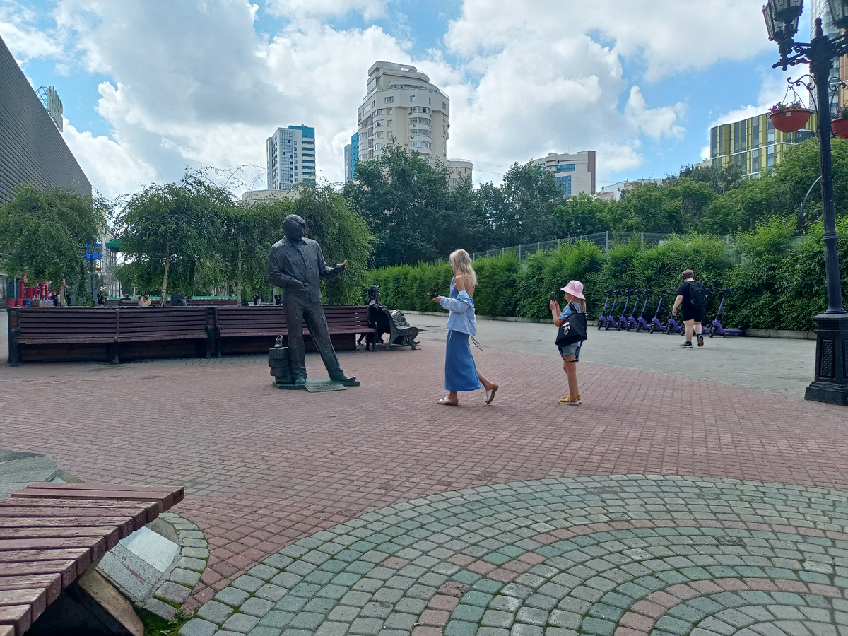 Гена Букин, продавец обуви.