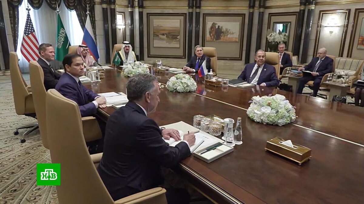    База для будущих отношений РФ и США: видео из зала переговоров в    Эр-Рияде