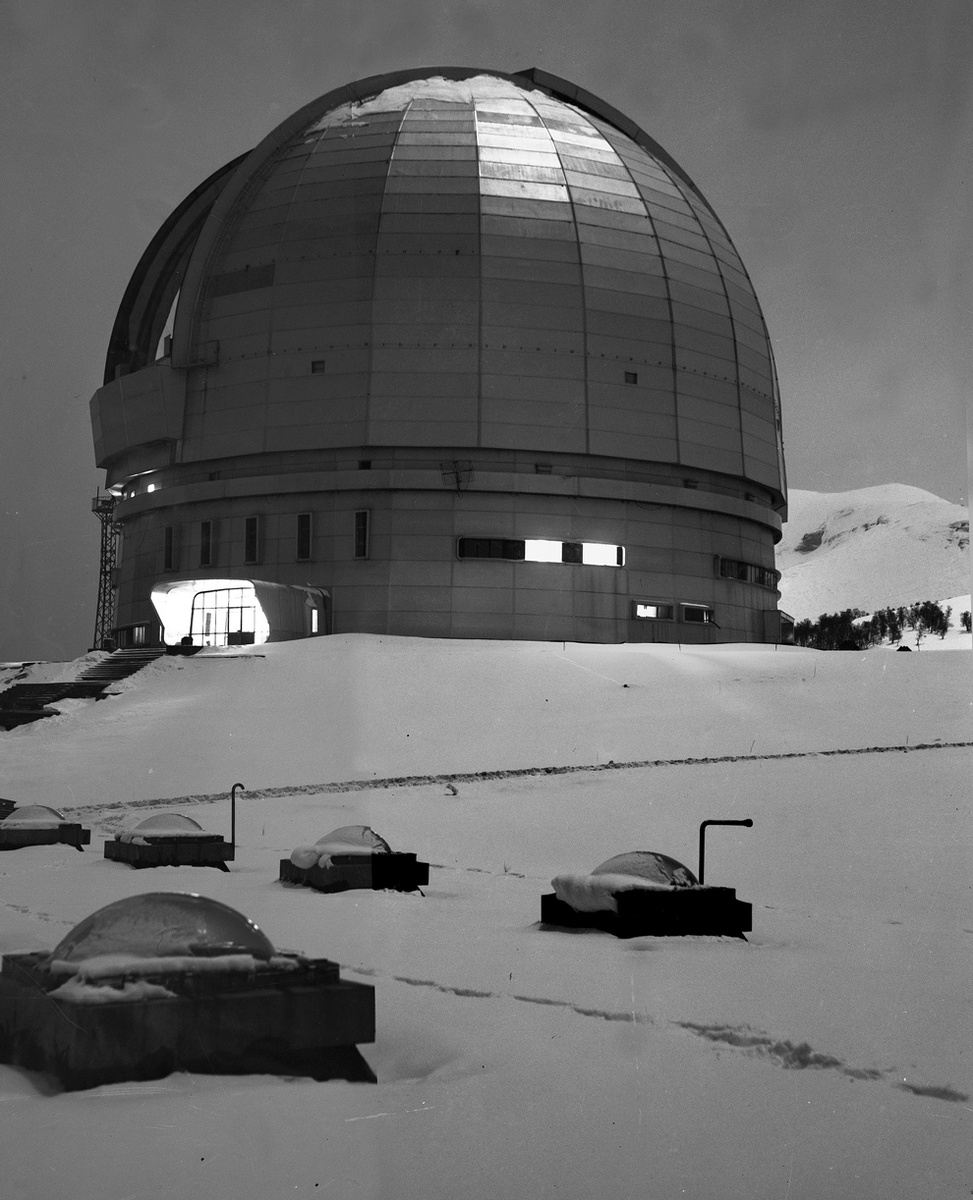 Башня телескопа БТА в лунном свете (1982)