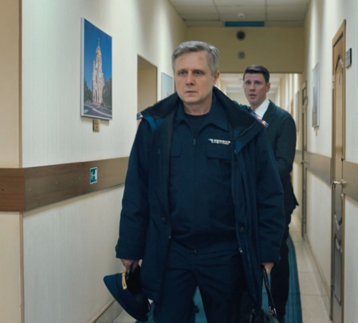 Скриншот из сериала . Ухватов сбегает с рабочего места