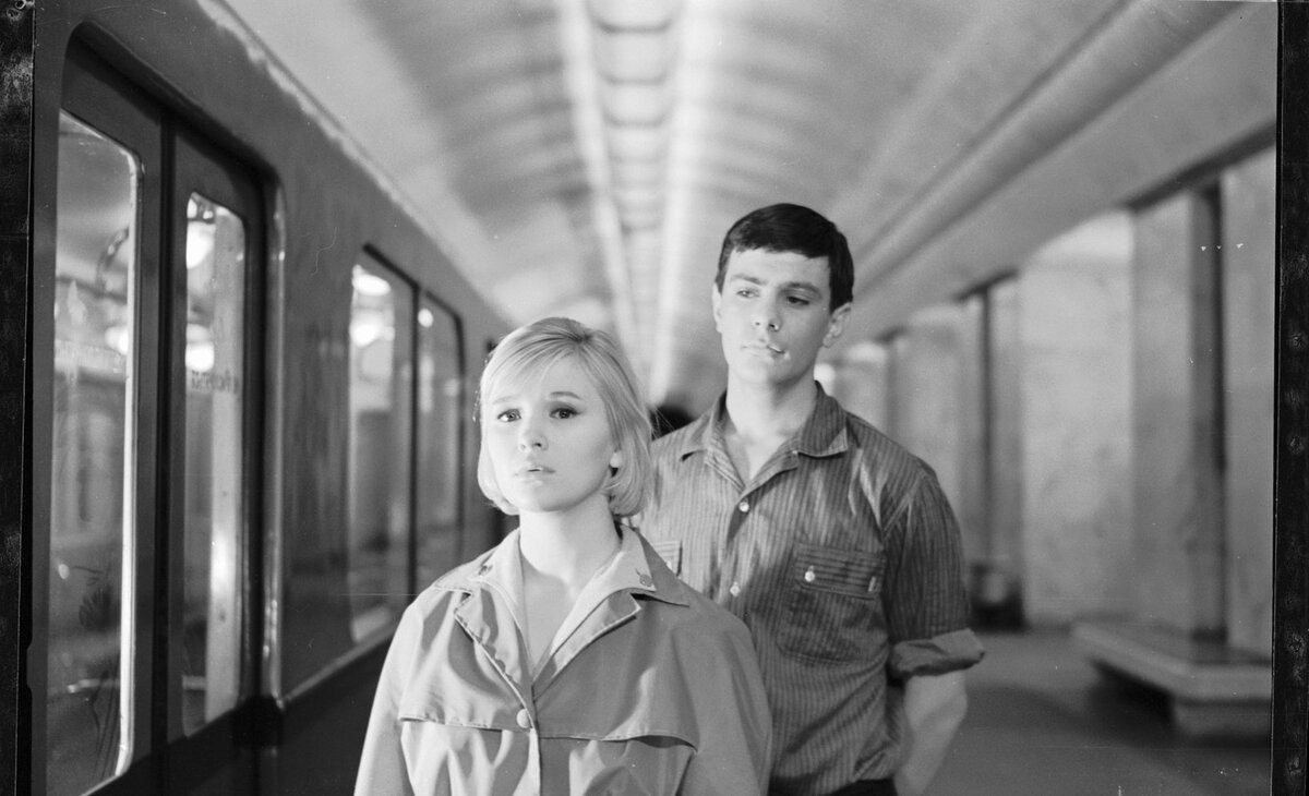 кадр из фильма “Я шагаю по Москве”