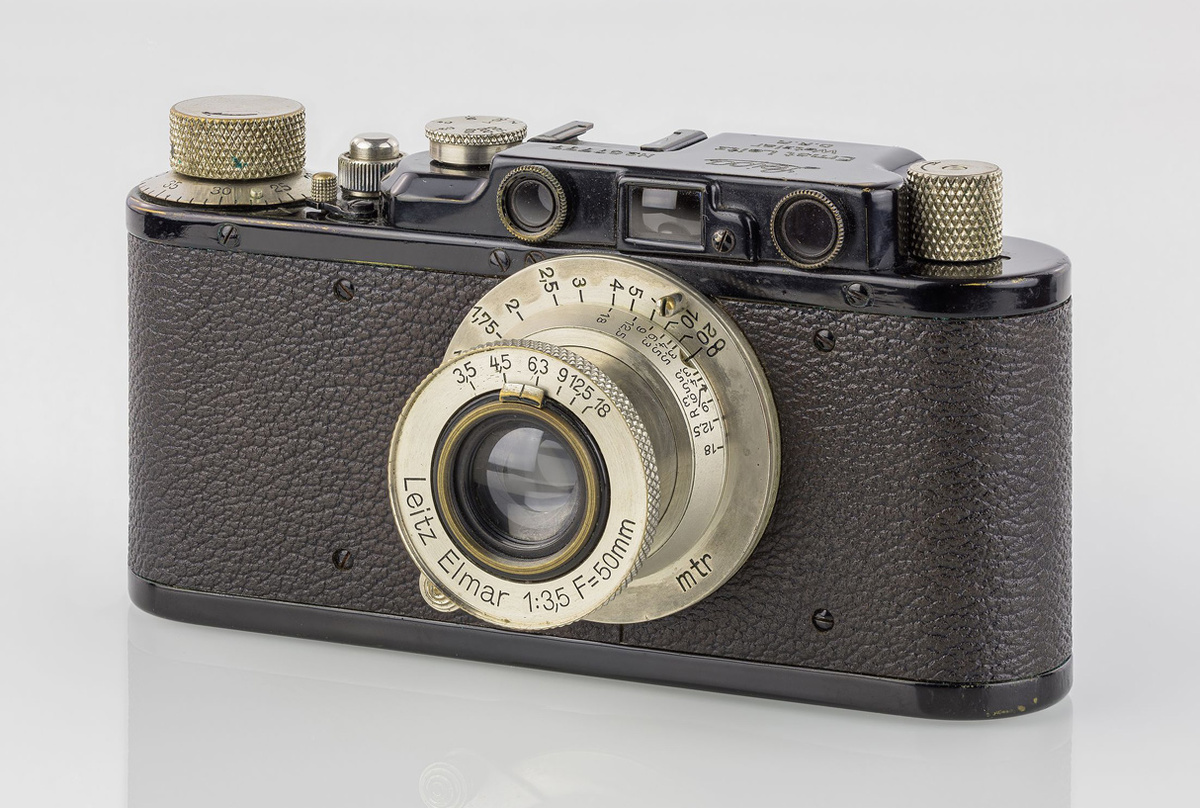 Та самая легендарная Leica. Рядом с окном видоискателя видны окошки дальномера. Кнопка спуска затвора и колесо установки выдержки вынесены на верхнюю панель.