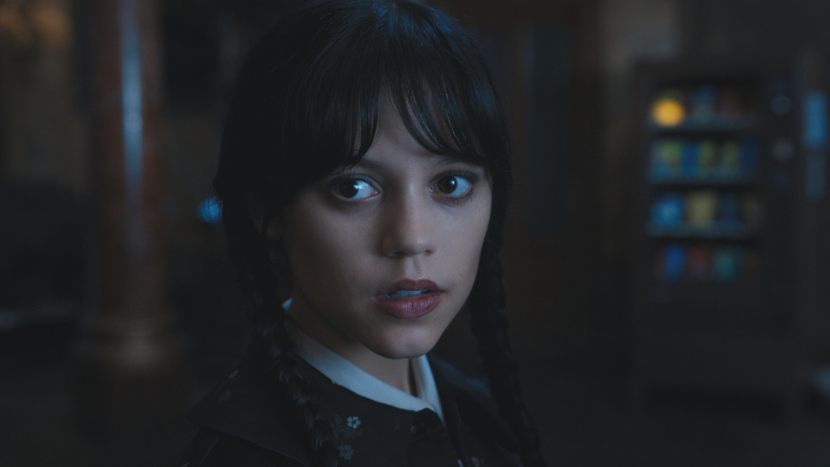 Кадр из сериала "Уэнсдэй" (2022-.....). Актриса Дженна Ортега 