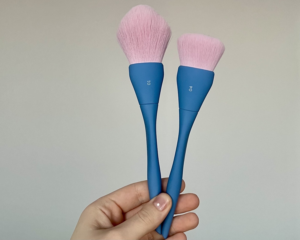 Кисть 01 для пудры и румян, а кисть 04 для тона, цена каждой ≈ 600₽