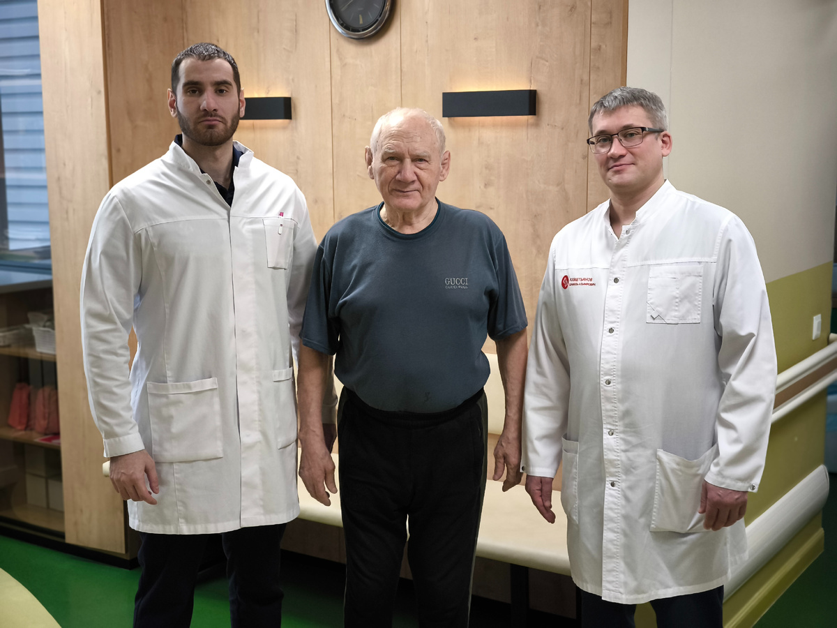 Виктор Кузнецов — Заслуженный тренер СССР и России. На фото с нейрохирургами ННИИТО Шамилем Ахметьяновым (справа) и Норайром Борисовым