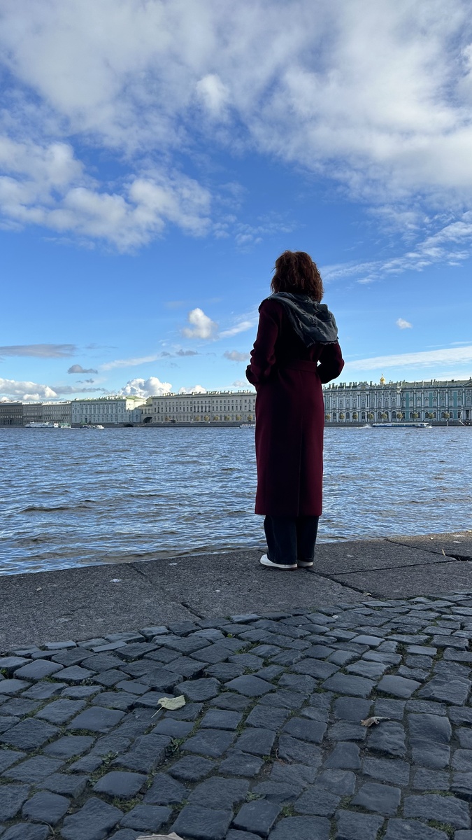 Любимый Петербург. Кстати, это точно тот город, в котором никак нельзя представить, что женщины не носят пальто. В угоду этому отсюда происходит великое множество наших брендов, которые оттачивают мастерство их пошива и предлагают огромный выбор стильных вариантов на любой цвет, вкус и кошелек 🧥