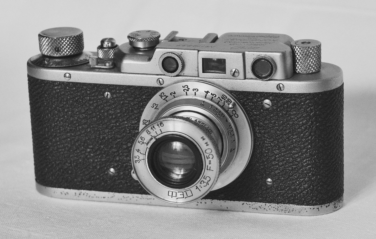 ФЭД, модель 1937 года. В этой модели появился механический автоспуск, позволяющий вносить задержку между нажатием на кнопку спуска затвора и его фактическим срабатыванием. Это дало возможность делать автопортрет (как теперь принято говорить - «селфи»), а также производить сложную съемку, при которой нужно предотвратить колебания камеры из-за нажатия на кнопку.