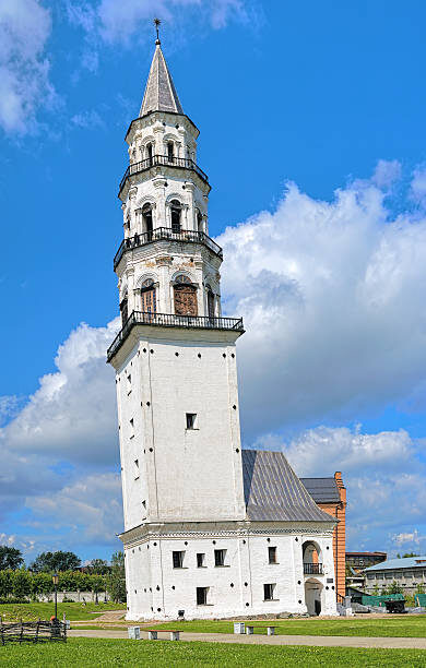 Эту башню очень часто называют аналогом башни Пизанской, но Невьянская построена наклонной изначально, что интереснее…