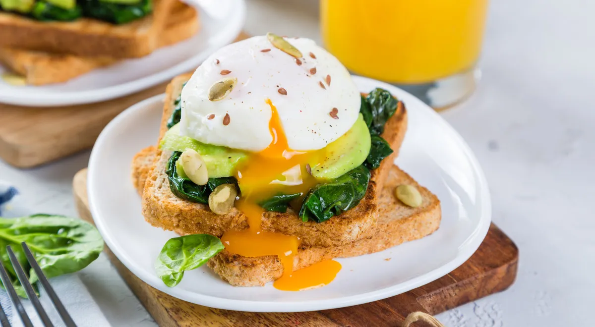 Яйцо пашот с авокадо шпинатом на тосте с добавлением тыквенных семечек.https://clck.ru/3GToFG