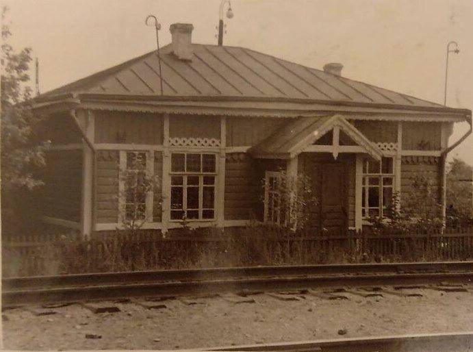 Фото деревянного здания вокзала “Герасимово”. Источник:  https://www.rubezh1917.com/ 