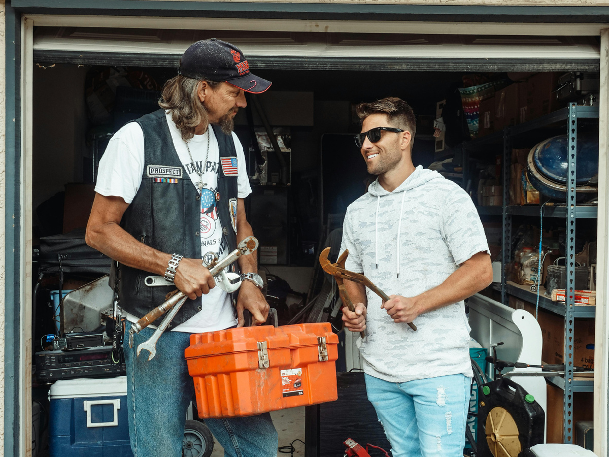 Крутые парни приготовились к серьезному ремонту объекта