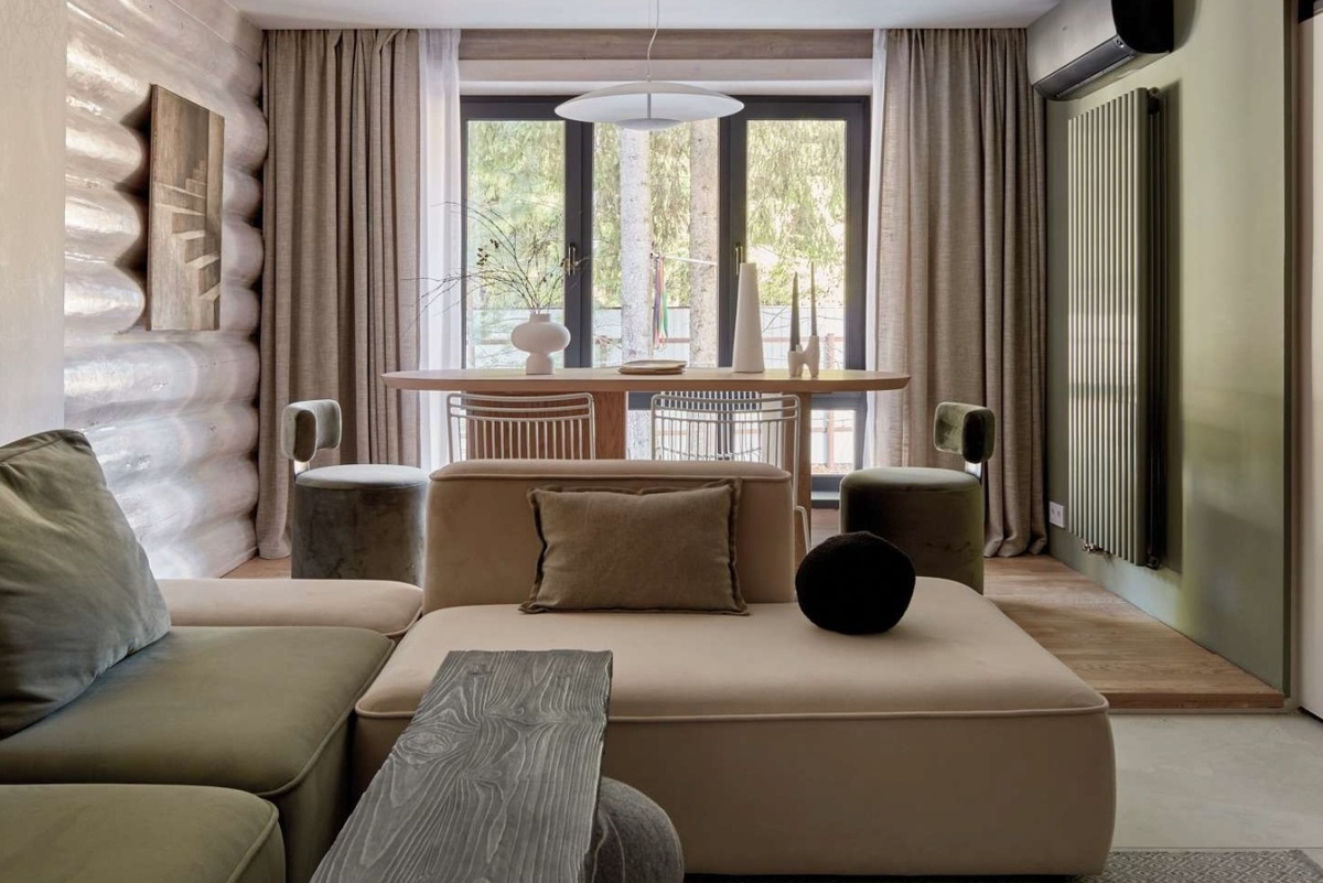 Классические панорамные окна в загородном коттедже
