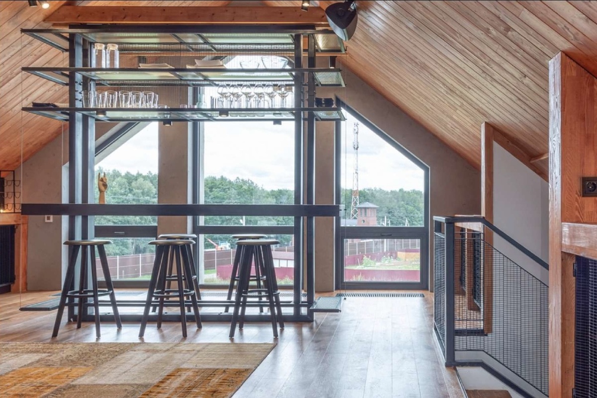 Панорамное остекление мансарды. Нижние створки окон — откидные
