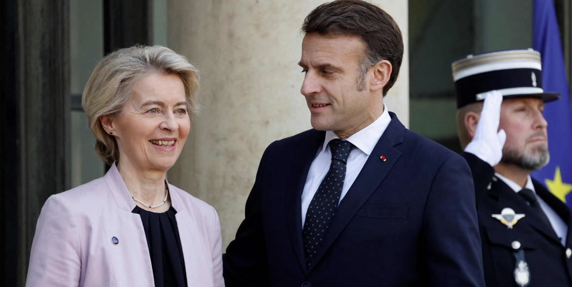 Много вопросов, но нет ответов: председатель Комиссии ЕС Урсула фон дер Ляйен с президентом Франции Эммануэлем Макроном в Париже в понедельник © AFP/LUDOVIC MARIN