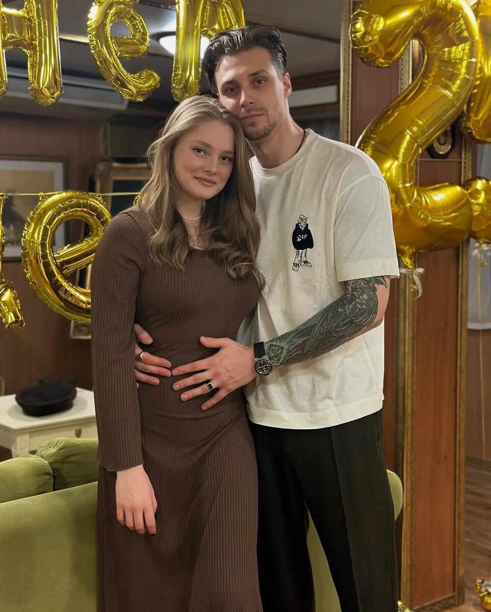 Василий Рыбин с возлюбленной Валерией